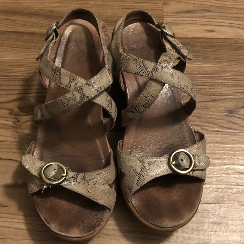 🐶Preloved Dansko Taupe Snake Wedge Sandal size 39